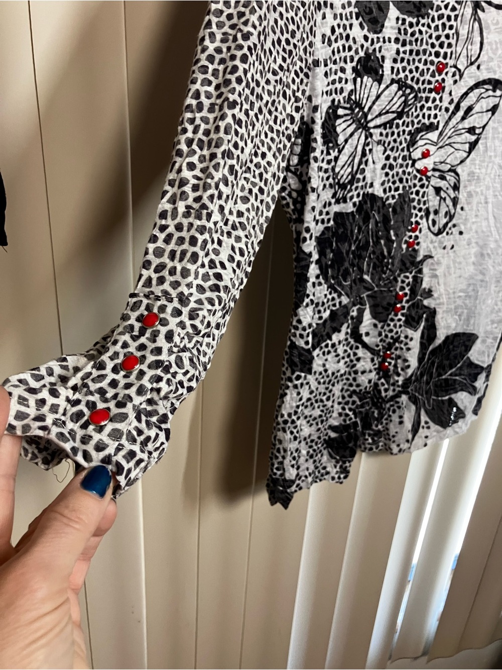 Black & White Floral Butterfly Button-Down Shirt - Picture 5 of 7